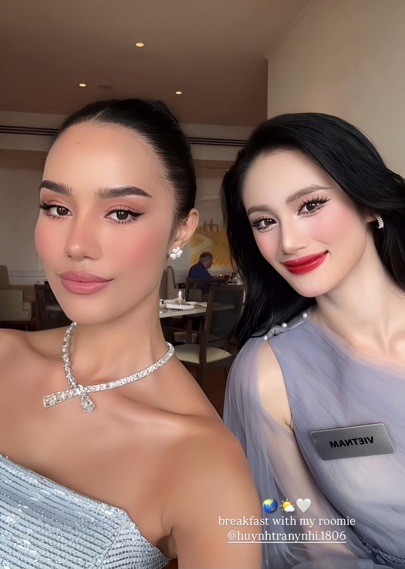 Hoa hậu Ý Nhi rất thân thiết với người đẹp Thái Lan. Hoa hậu Ý Nhi rất thân thiết với người đẹp Thái Lan.