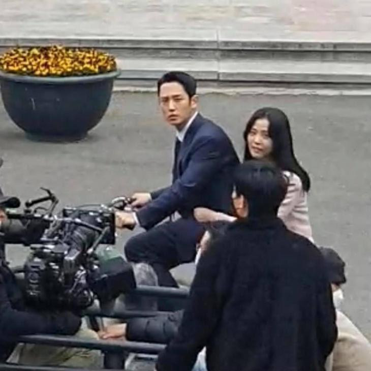 Jisoo và Jung Hae In trên phim trường. Jisoo và Jung Hae In trên phim trường.