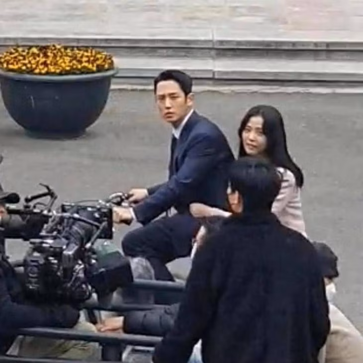 Jisoo và Jung Hae In trên phim trường.