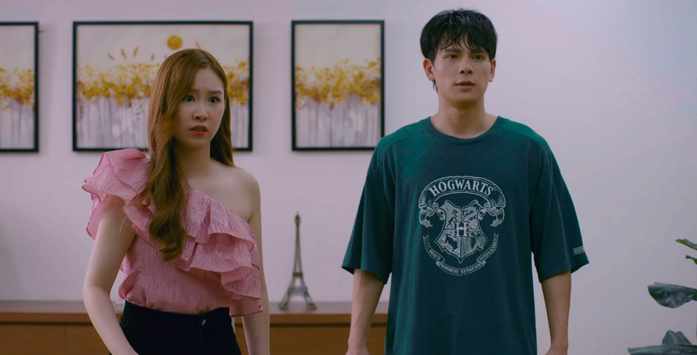 Hai cô gái có nhiều hành động dễ gây hiểu nhầm với Phi. Hai cô gái có nhiều hành động dễ gây hiểu nhầm với Phi.