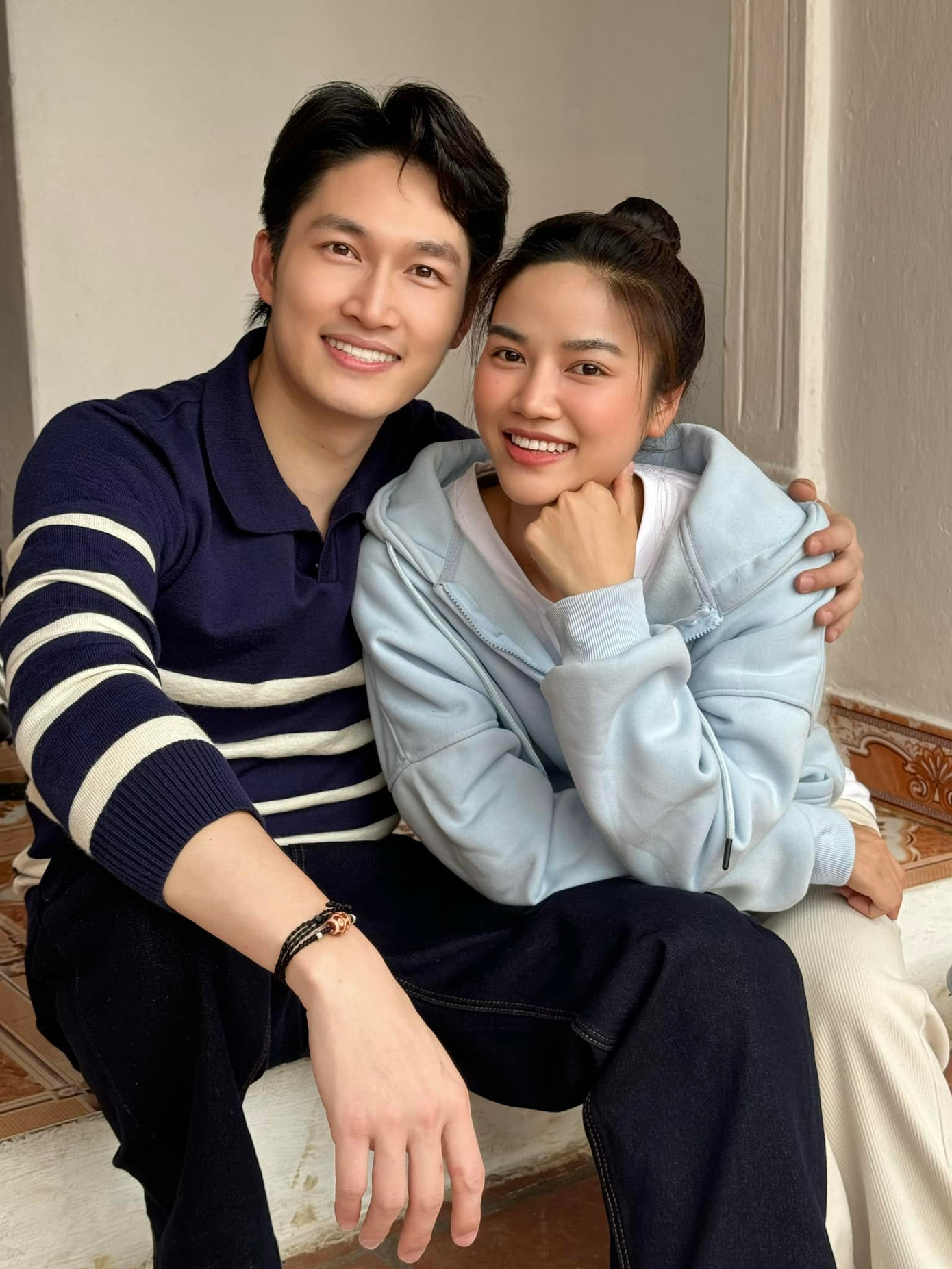 Anh Đào tiết lộ cô ngại ngùng khi quay phim chung với Đình Tú. Anh Đào tiết lộ cô ngại ngùng khi quay phim chung với Đình Tú.