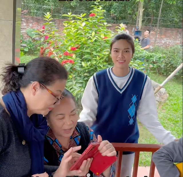 Anh Đào chia sẻ ảnh hậu trường với các diễn viên gạo cội. Anh Đào chia sẻ ảnh hậu trường với các diễn viên gạo cội.