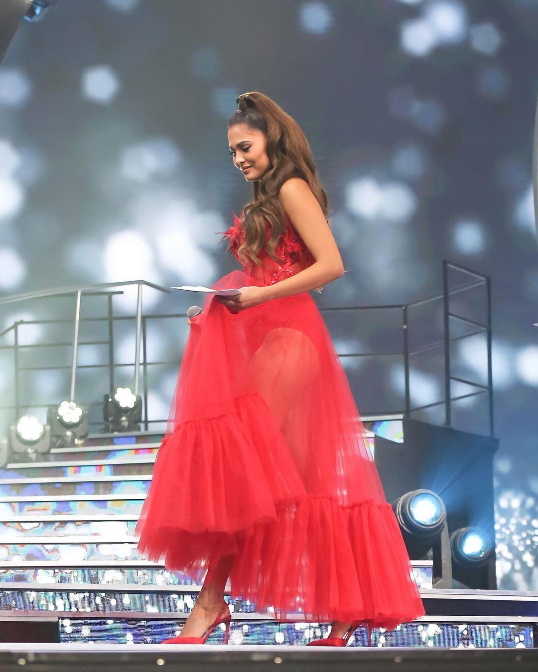 Đương kim Hoa hậu Hoàn vũ xinh đẹp trong vai trò MC đêm Bán kết