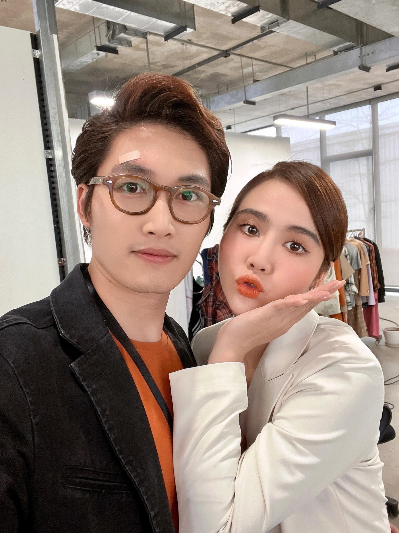 Đình Tú và Huyền Lizzie ăn ý trên phim trường.