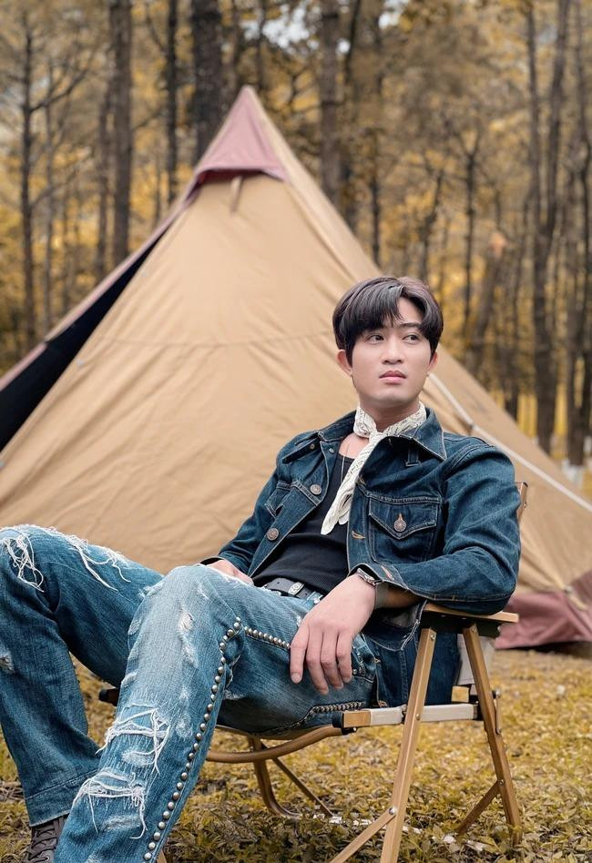 Hai cặp đôi chuẩn bị có buổi hẹn hò lãng mạn. Hai cặp đôi chuẩn bị có buổi hẹn hò lãng mạn.