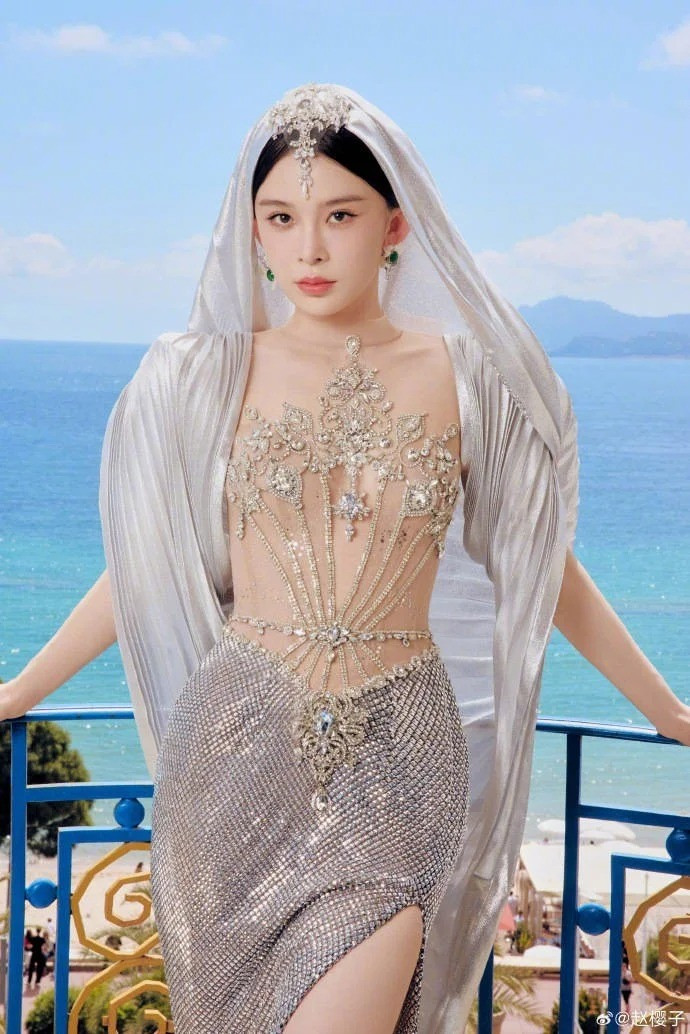 Bộ váy khiến Triệu Anh Tử bị la ó vì hở bạo.