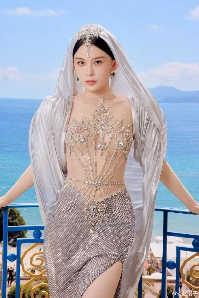 Bộ váy khiến Triệu Anh Tử bị la ó vì hở bạo.