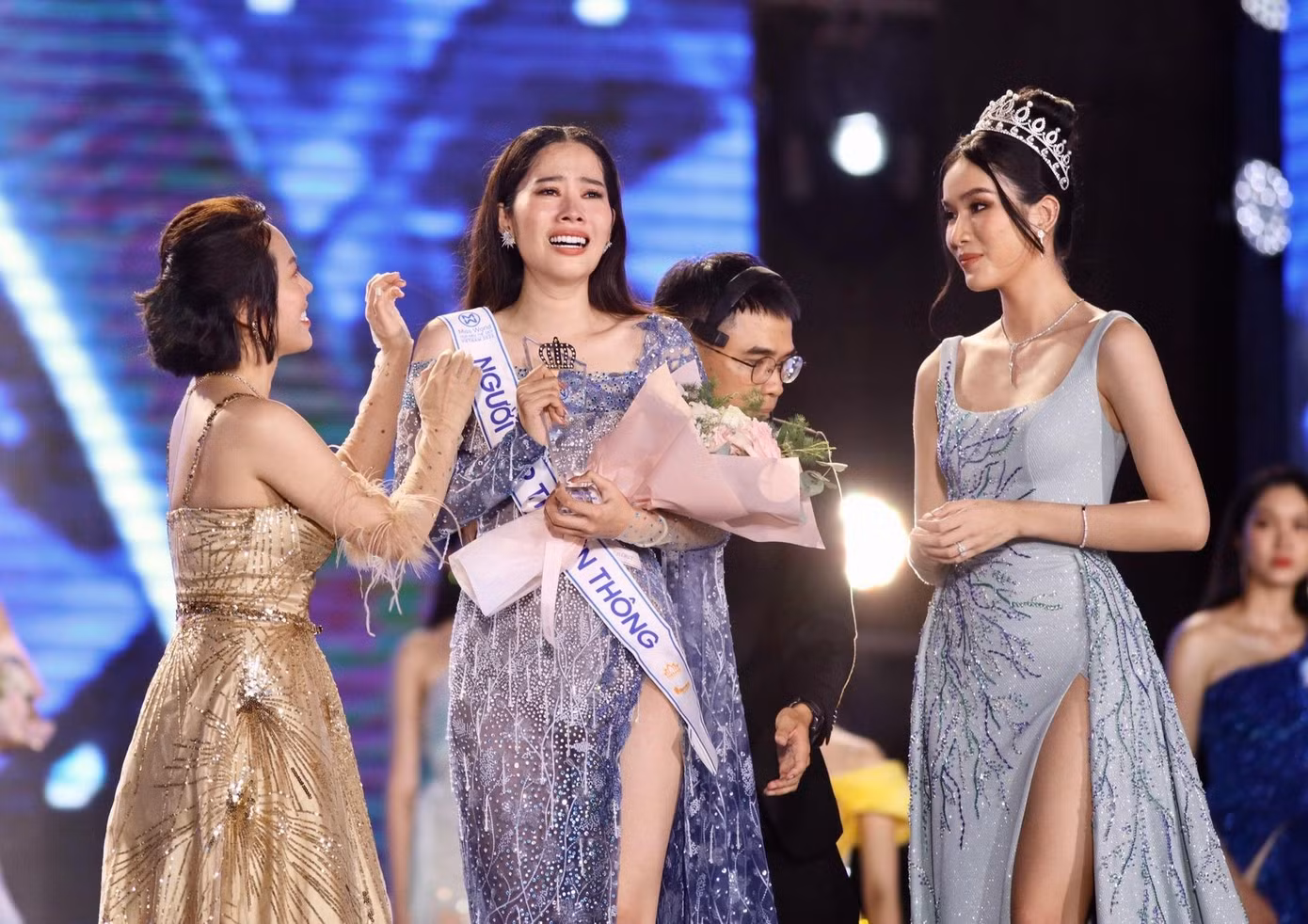 Nam Em bật khóc nức nở trên sân khấu khiến nhiều người ngạc nhiên