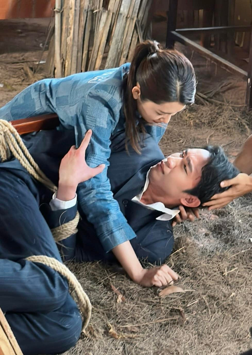 Trước đó Thiên Ân phải cứu Minh Huy bị bắt cóc. Trước đó Thiên Ân phải cứu Minh Huy bị bắt cóc.