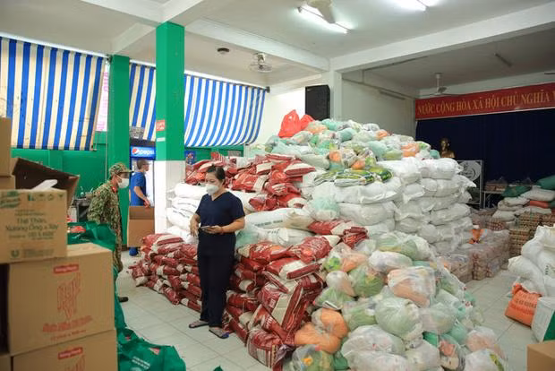 Một phần trong chỗ lương thực mà ca sĩ Hà Phương hỗ trợ người dân
