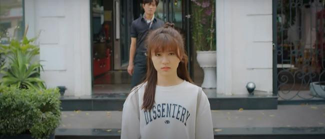 Đông Phong kịp cứu Vân Vân khỏi tai nạn bất ngờ Đông Phong kịp cứu Vân Vân khỏi tai nạn bất ngờ