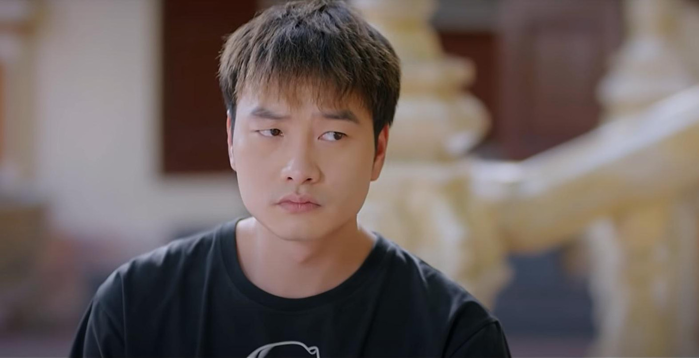 Biểu cảm không vui của Lợi khi nghe bố nhắc đến Thanh Biểu cảm không vui của Lợi khi nghe bố nhắc đến Thanh