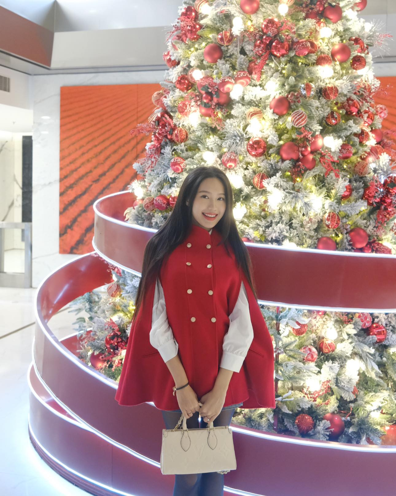 Chiếc áo dáng suông của Hải My khiến khán giả đoán cô đang có tin vui.