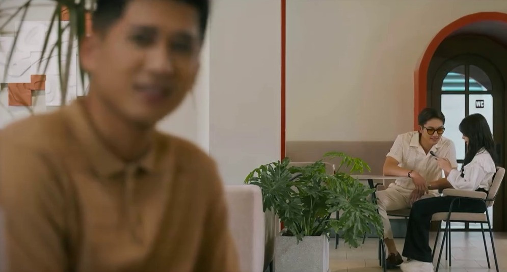 Nguyên lo lắng ra mặt khi thấy An vui vẻ bên chàng trai khác.