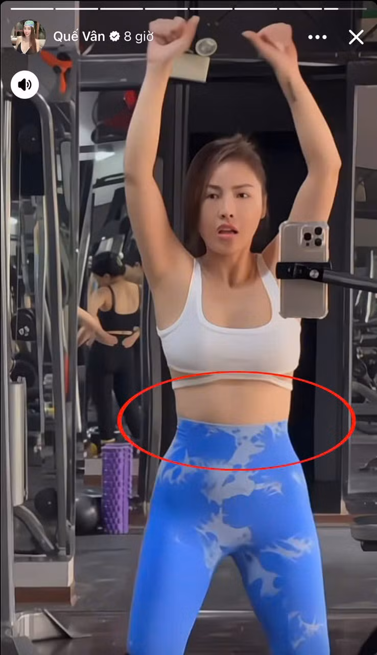 Quế Vân lộ manh mối chỉnh eo đến cong cả cánh cửa.
