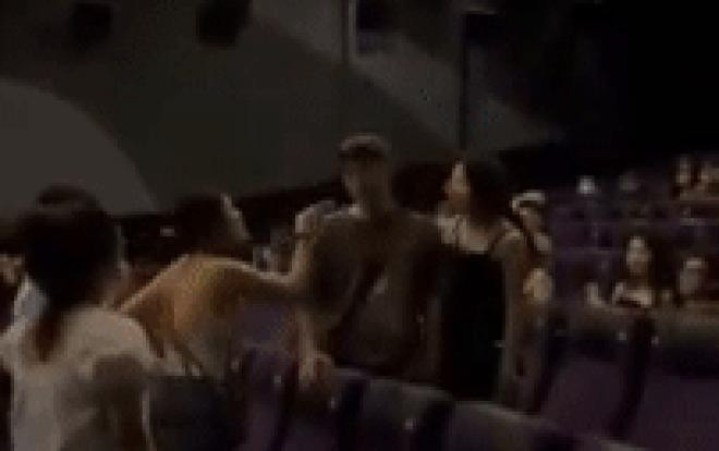 Video khán giả cãi nhau trong rạp. Video khán giả cãi nhau trong rạp.