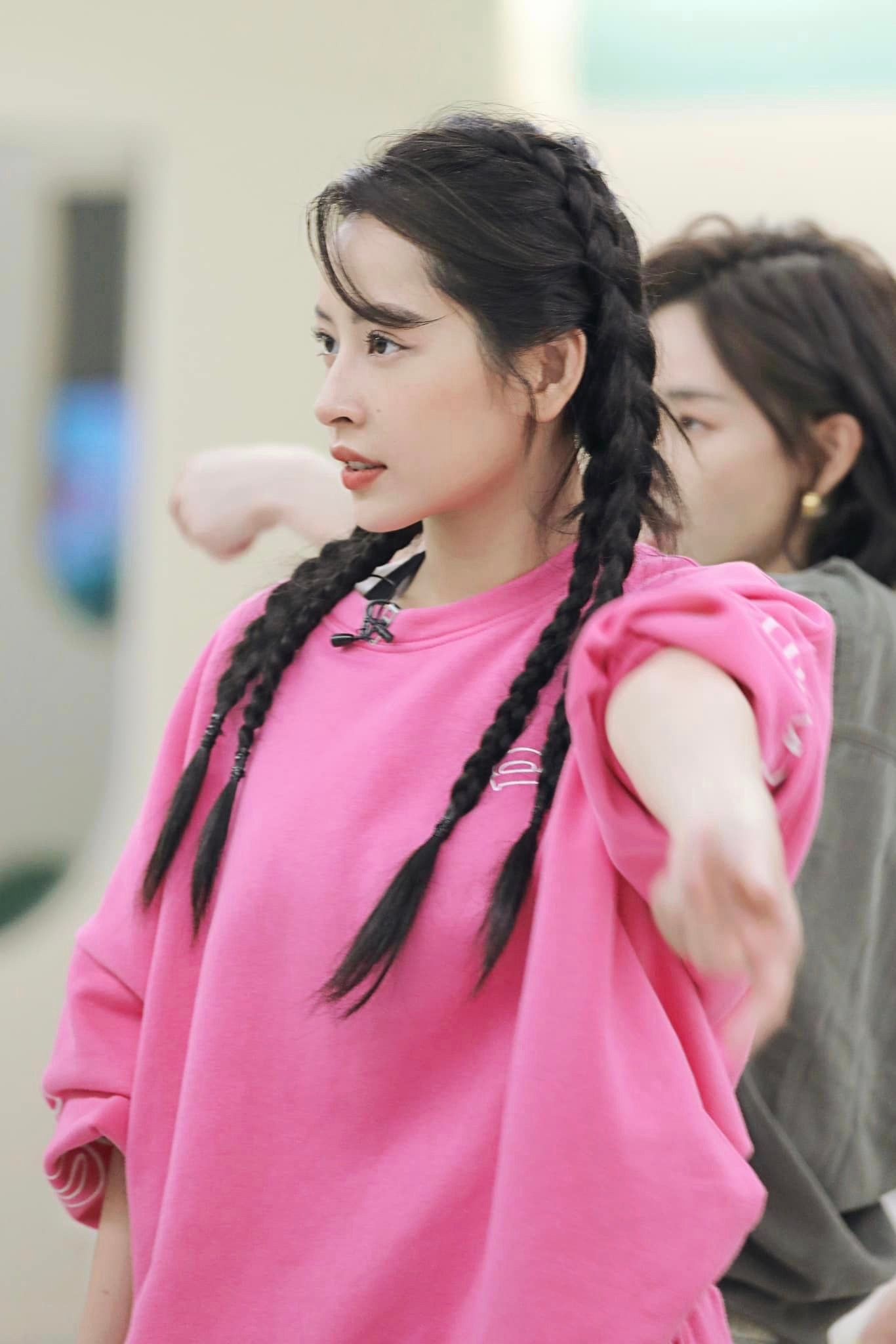 Netizen Trung Quốc khen Chi Pu giàu tham vọng.