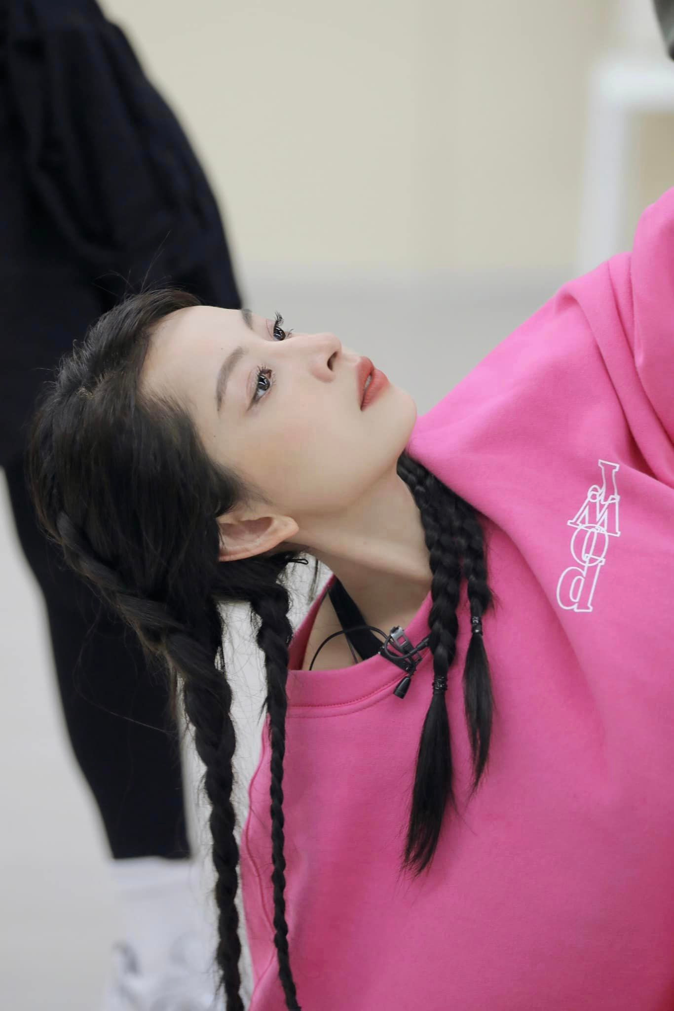 Chi Pu tập luyện rất chăm chỉ, không ngại mạo hiểm.