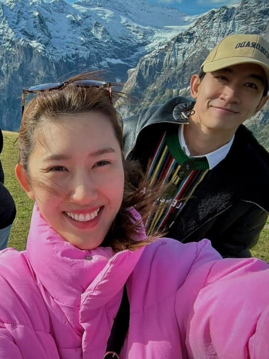 Hai người thường xuyên đi du lịch cùng nhau. Hai người thường xuyên đi du lịch cùng nhau.