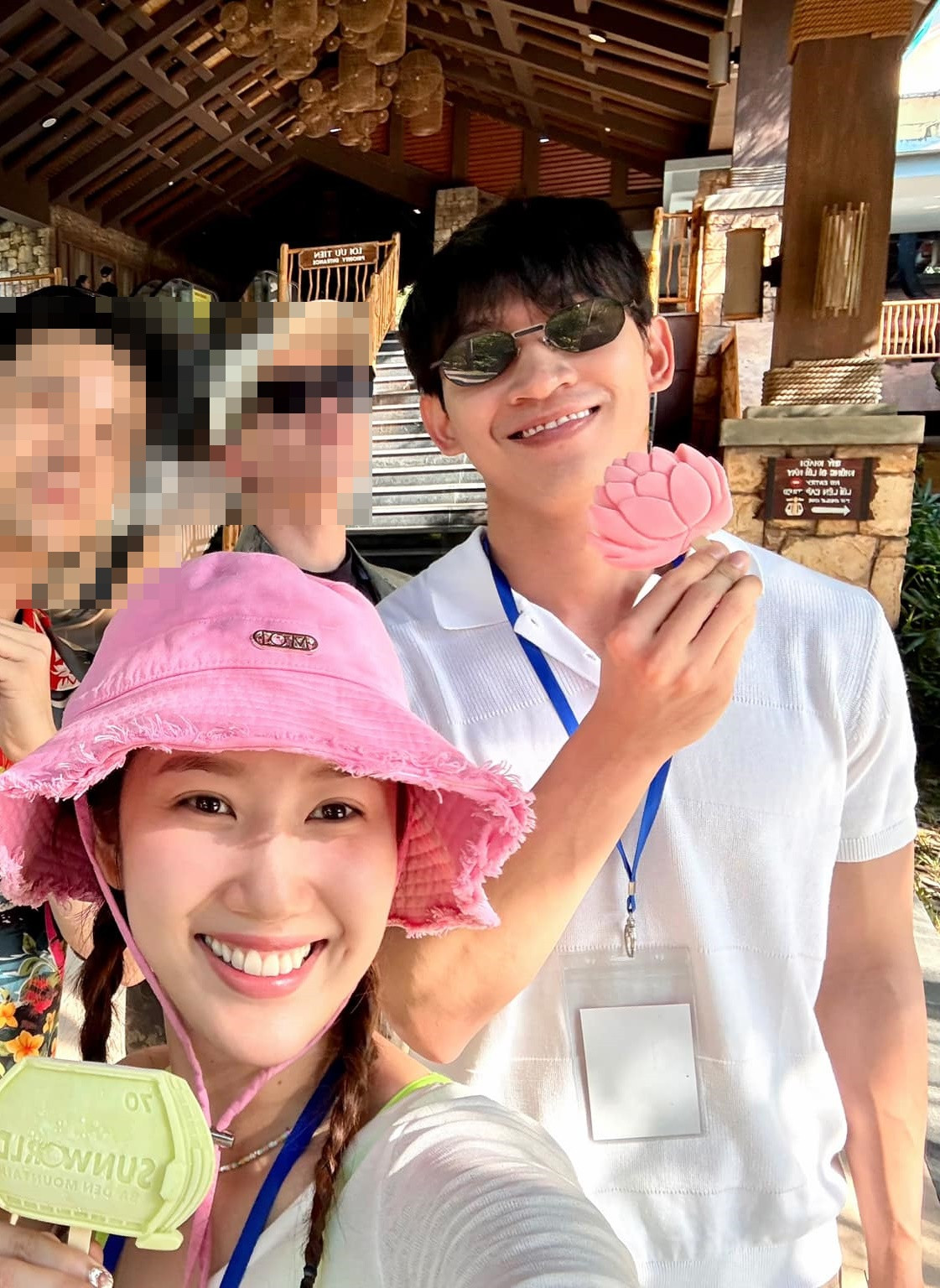 Hai người thường xuyên đi du lịch cùng nhau. Hai người thường xuyên đi du lịch cùng nhau.