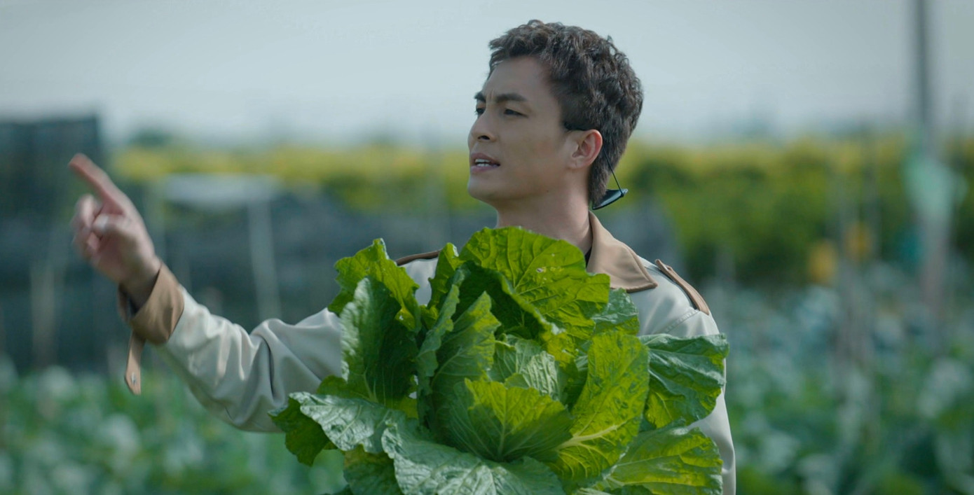 Nhân vật Gia An đi livestream bán rau. Nhân vật Gia An đi livestream bán rau.