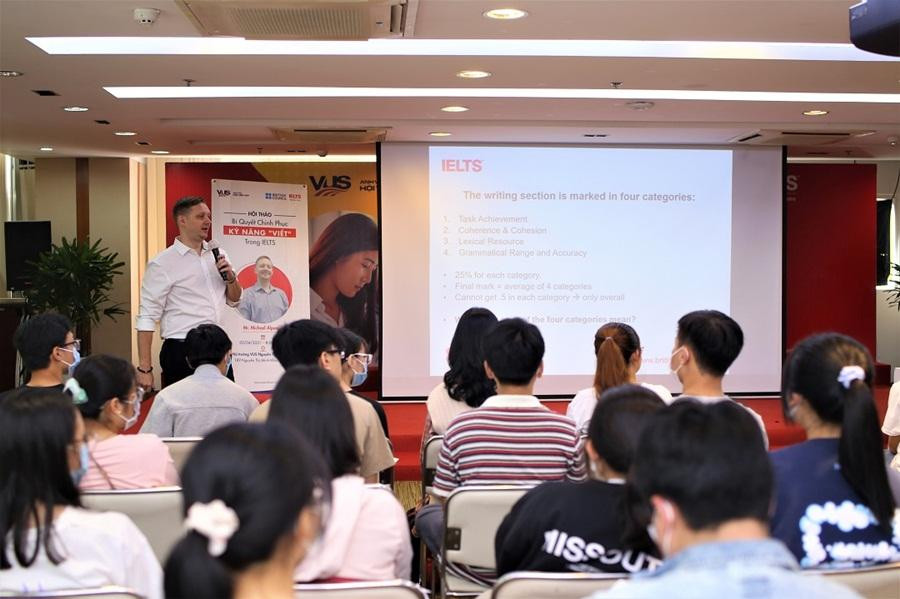 Hội thảo là cơ hội tốt để các bạn thí sinh gặp gỡ Mr. Michael Alpaugh - chuyên gia có kinh nghiệm lâu năm về luyện thi chứng chỉ Quốc tế. Hội thảo là cơ hội tốt để các bạn thí sinh gặp gỡ Mr. Michael Alpaugh - chuyên gia có kinh nghiệm lâu năm về luyện thi chứng chỉ Quốc tế.