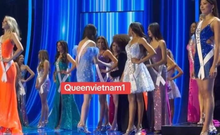 Bùi Quỳnh Hoa phát hiện váy áo có vấn đề nên phải vội đi vào bên trong. Bùi Quỳnh Hoa phát hiện váy áo có vấn đề nên phải vội đi vào bên trong.