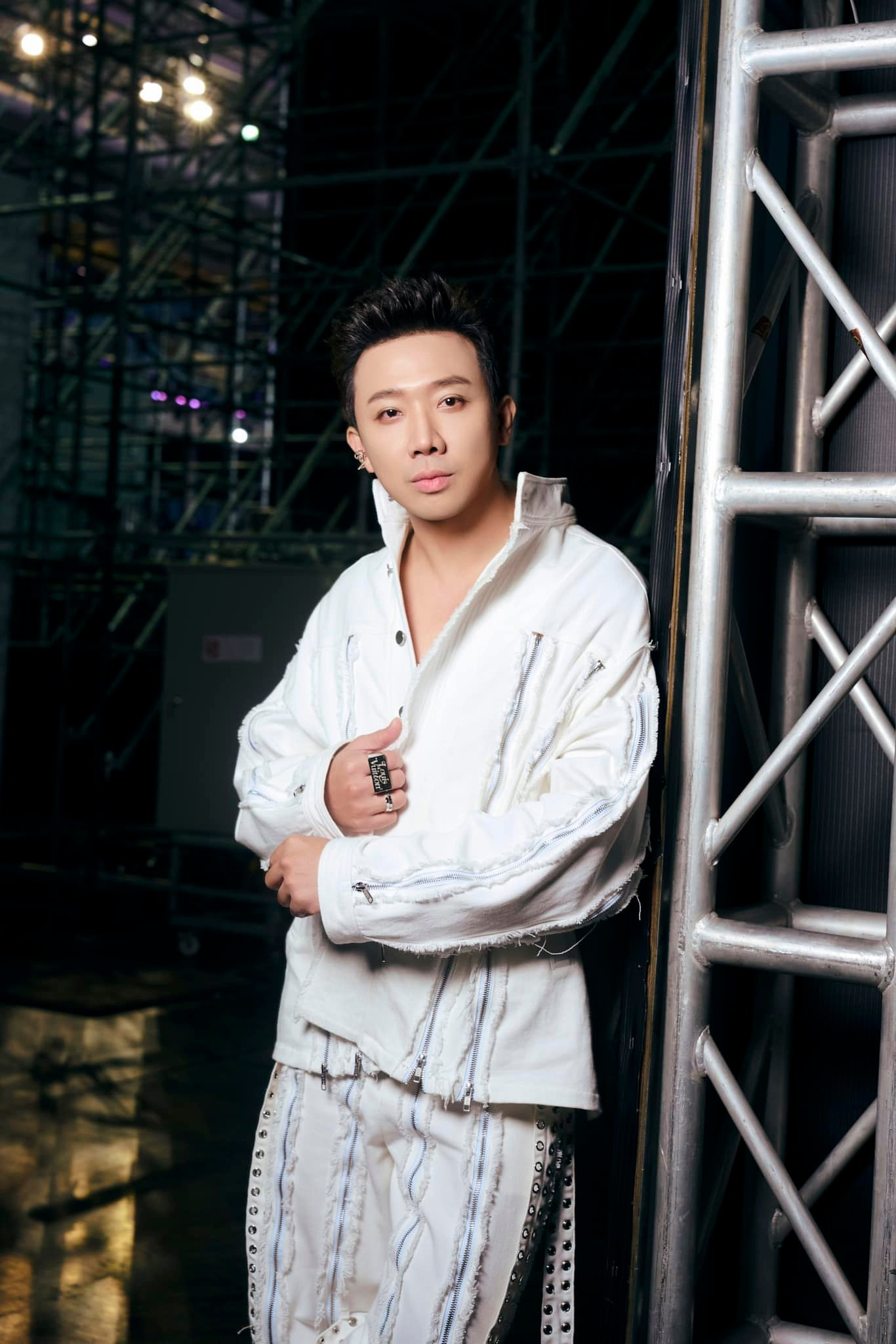 Trấn Thành vẫn giữ thái độ vui vẻ trước những bình luận trêu chọc của netizen. Trấn Thành vẫn giữ thái độ vui vẻ trước những bình luận trêu chọc của netizen.