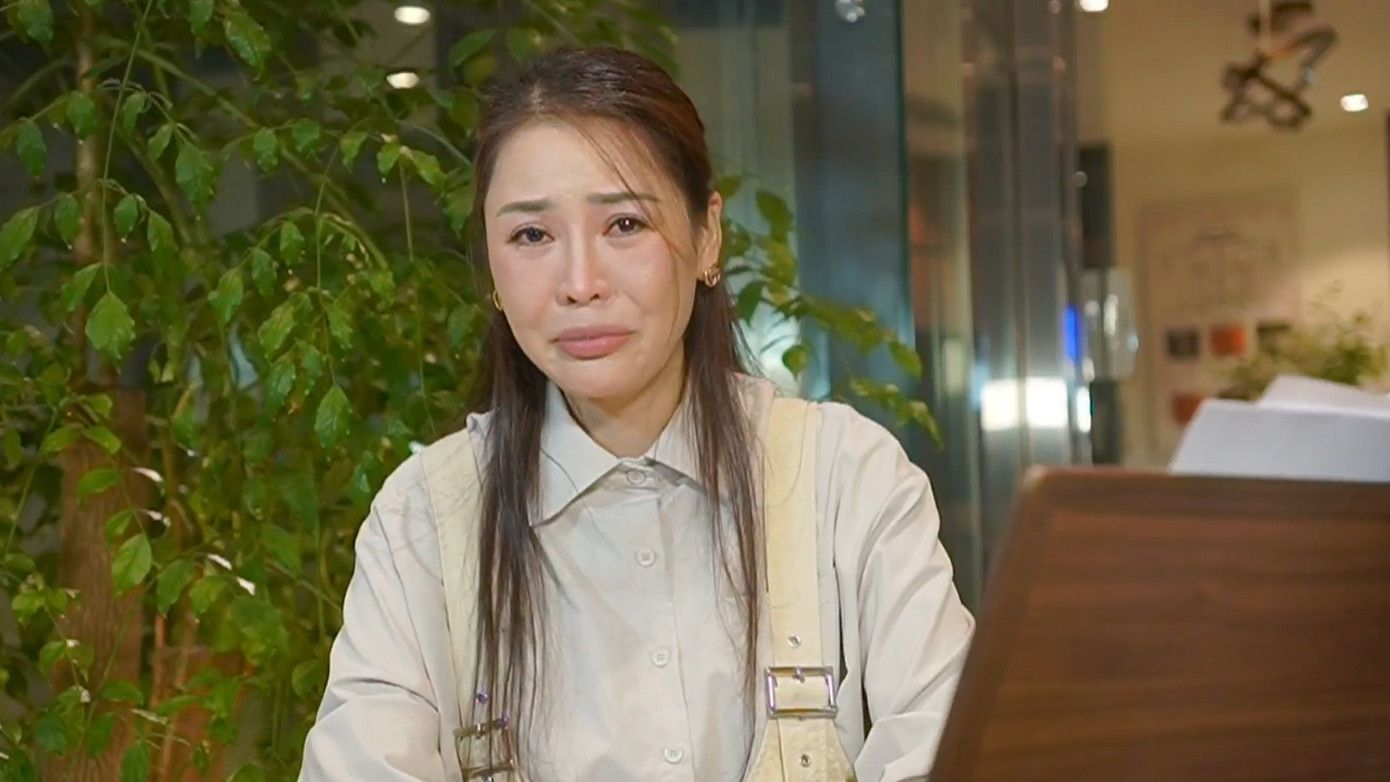 Cô buồn bã khi bị đồng nghiệp chỉ trích, khiến mọi chuyện thêm khó khăn.