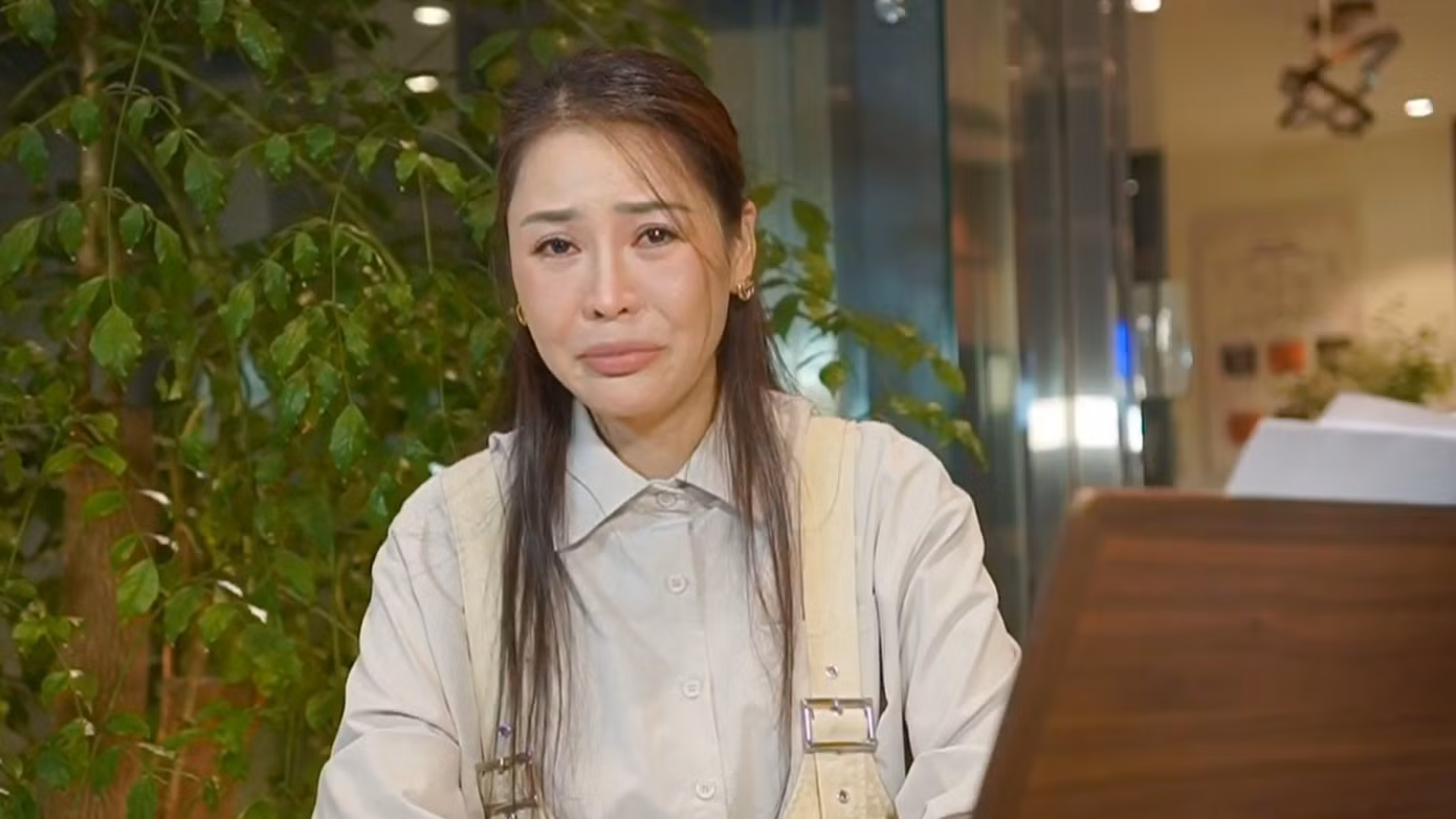 Cô buồn bã khi bị đồng nghiệp chỉ trích, khiến mọi chuyện thêm khó khăn.