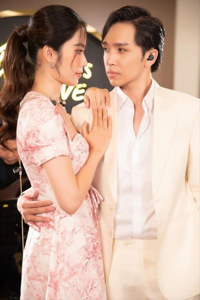 Nam Em và Bạch Công Khanh bỗng dưng nghỉ chơi khiến khán giả tiếc nuối. Nam Em và Bạch Công Khanh bỗng dưng nghỉ chơi khiến khán giả tiếc nuối.