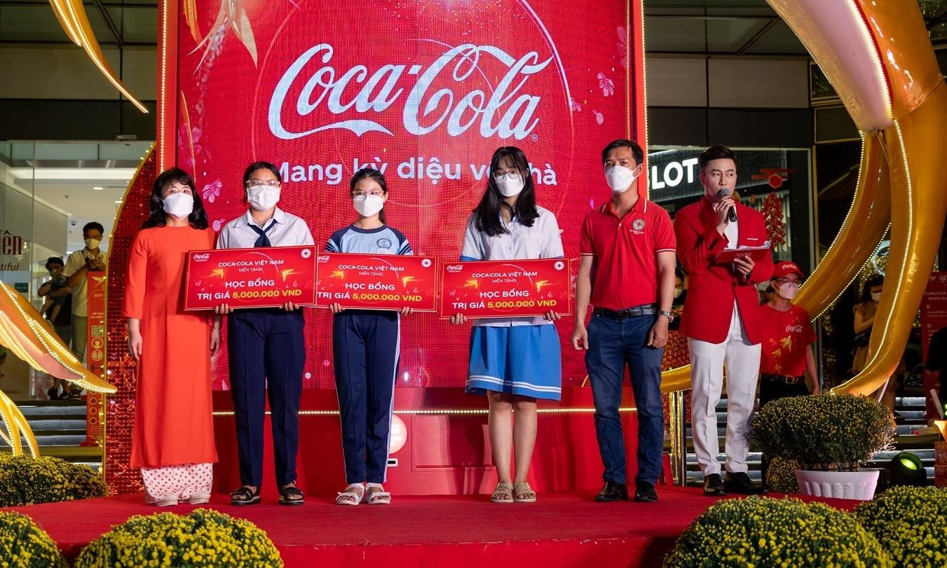Coca-Cola trao tặng 100 học bổng trị giá 5 triệu đồng/ suất cho các em học sinh trung học cơ sở, trung học phổ thông có gia đình bị ảnh hưởng bởi dịch COVID-19. Coca-Cola trao tặng 100 học bổng trị giá 5 triệu đồng/ suất cho các em học sinh trung học cơ sở, trung học phổ thông có gia đình bị ảnh hưởng bởi dịch COVID-19.