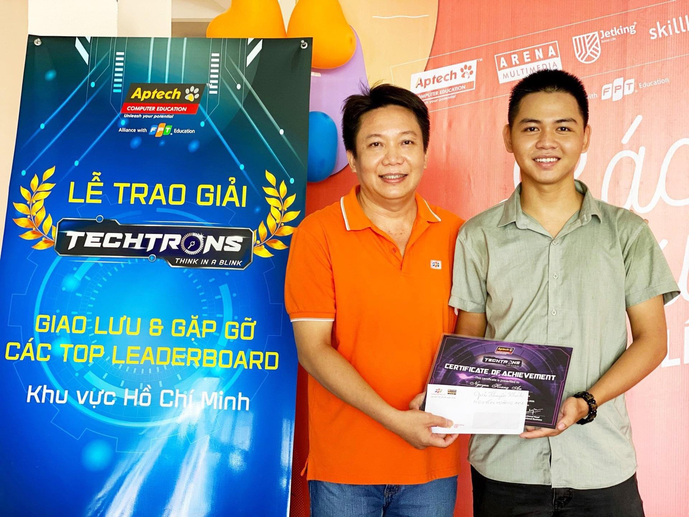 Bạn Nguyễn Hoàng An (bên phải) - Cựu sinh viên Aptech TP. Hồ Chí Minh.