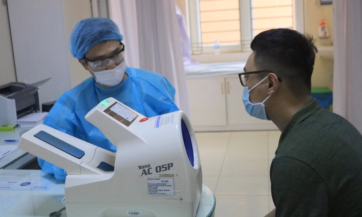 BHYT là chính sách nhằm chia sẻ gánh nặng tài chính cho những người không may ốm đau, bệnh tật. BHYT là chính sách nhằm chia sẻ gánh nặng tài chính cho những người không may ốm đau, bệnh tật.