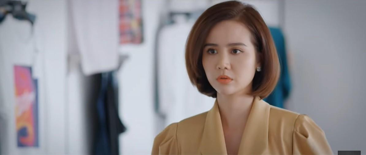 Duy &quot;quay xe&quot; thân thiết với cô gái khác