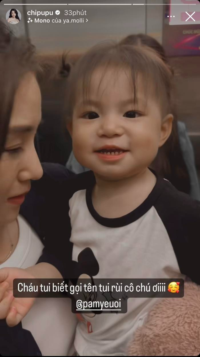 Chi Pu sung sướng khi được bé Pam gọi tên. Chi Pu sung sướng khi được bé Pam gọi tên.