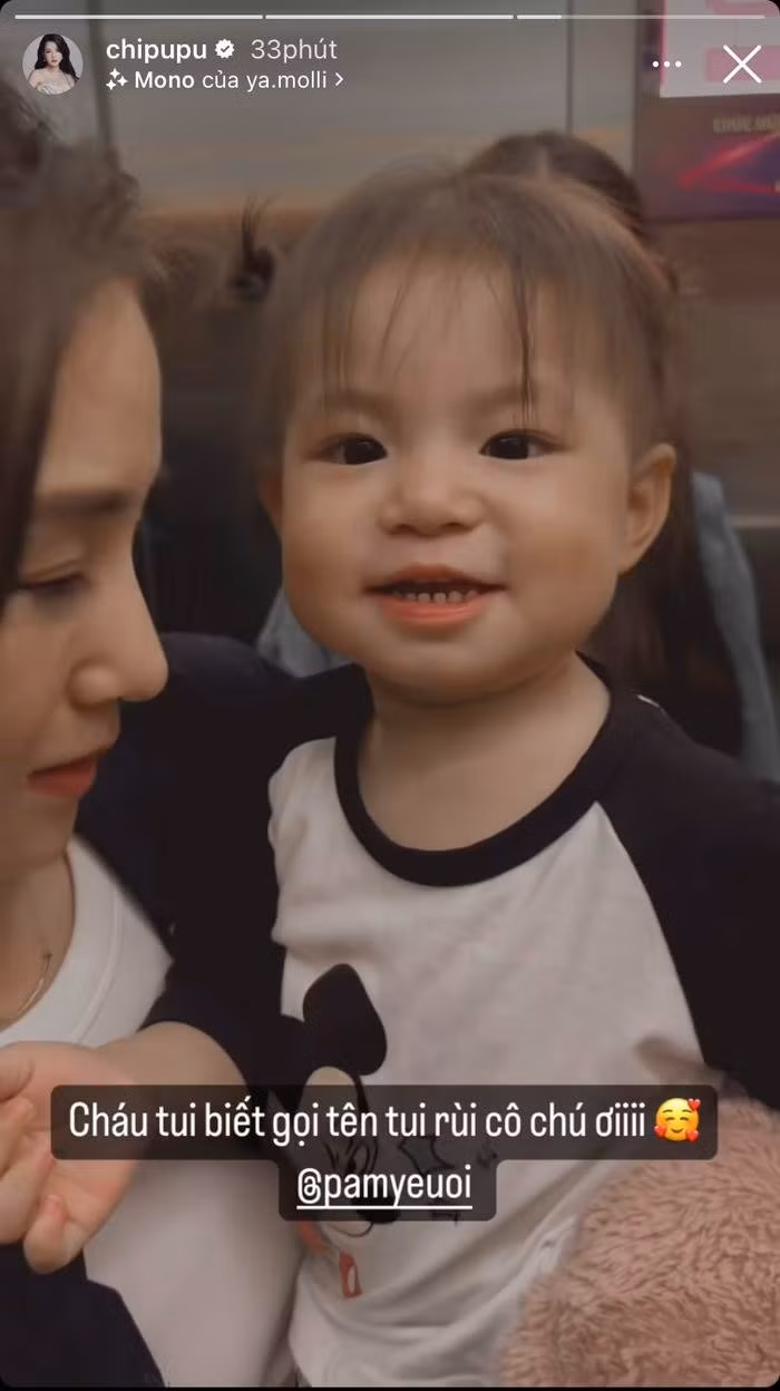 Chi Pu sung sướng khi được bé Pam gọi tên.