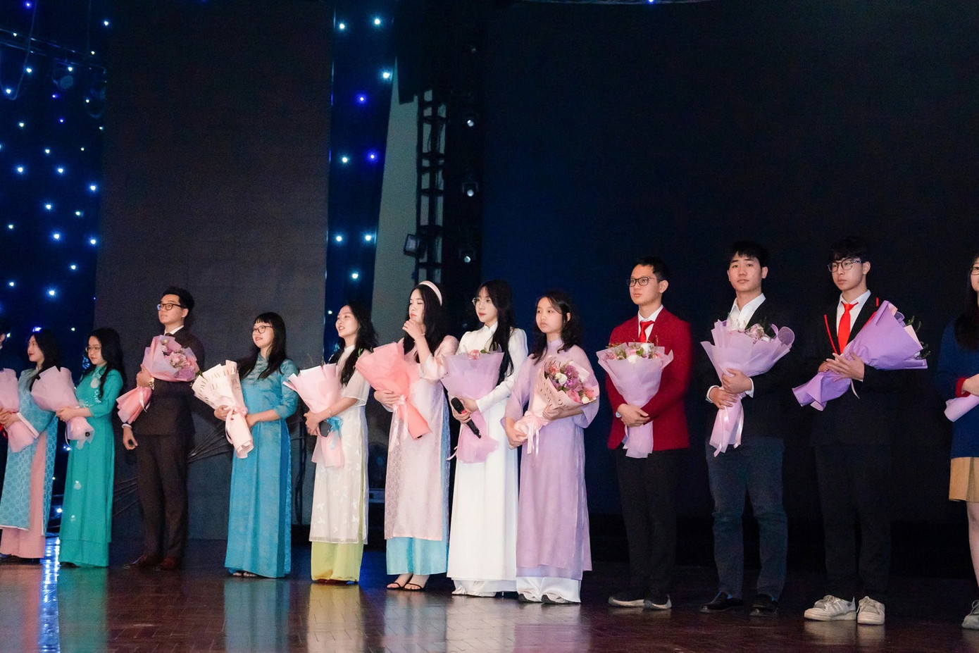 Các bạn học sinh tiêu biểu đại diện cho 20 thế hệ học sinh tặng hoa chúc mừng BGH trường THCS Đoàn Thị Điểm. Các bạn học sinh tiêu biểu đại diện cho 20 thế hệ học sinh tặng hoa chúc mừng BGH trường THCS Đoàn Thị Điểm.