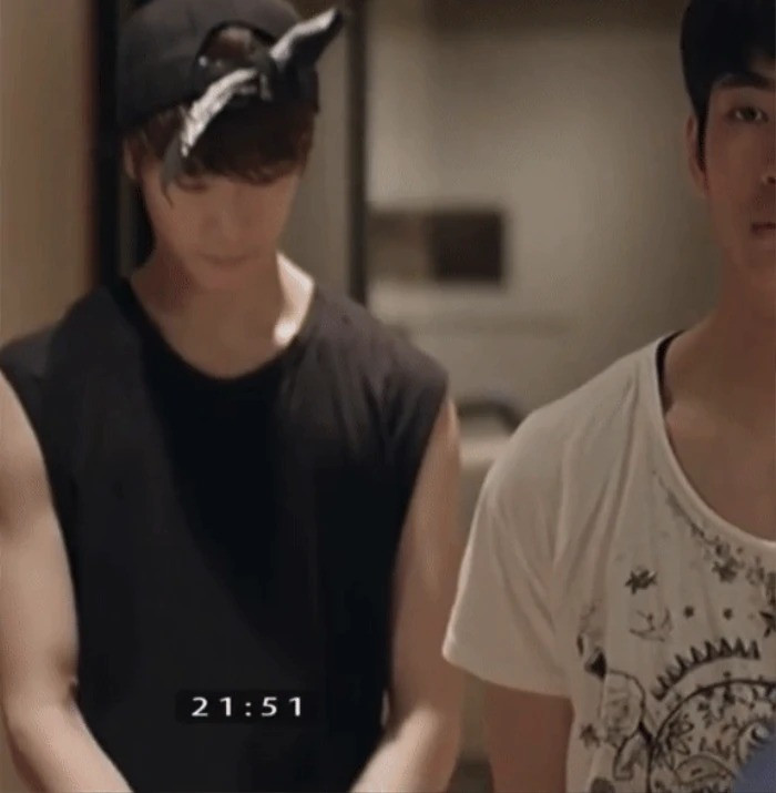 Moonbin vào vai một thực tập sinh đang tập luyện.