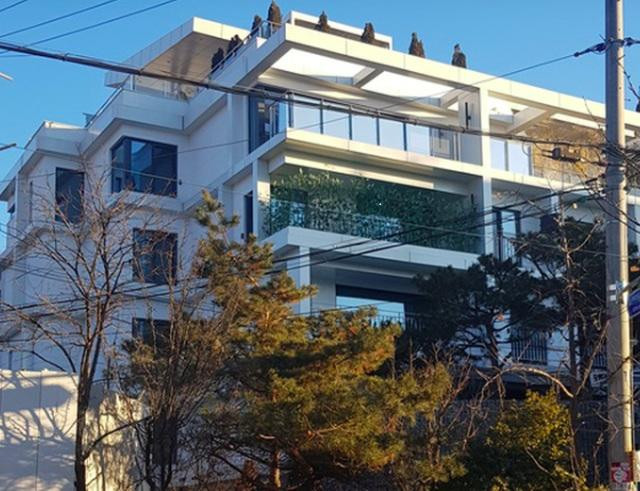 Hyun Bin mới mua căn penthouse sang trọng hồi đầu năm Hyun Bin mới mua căn penthouse sang trọng hồi đầu năm