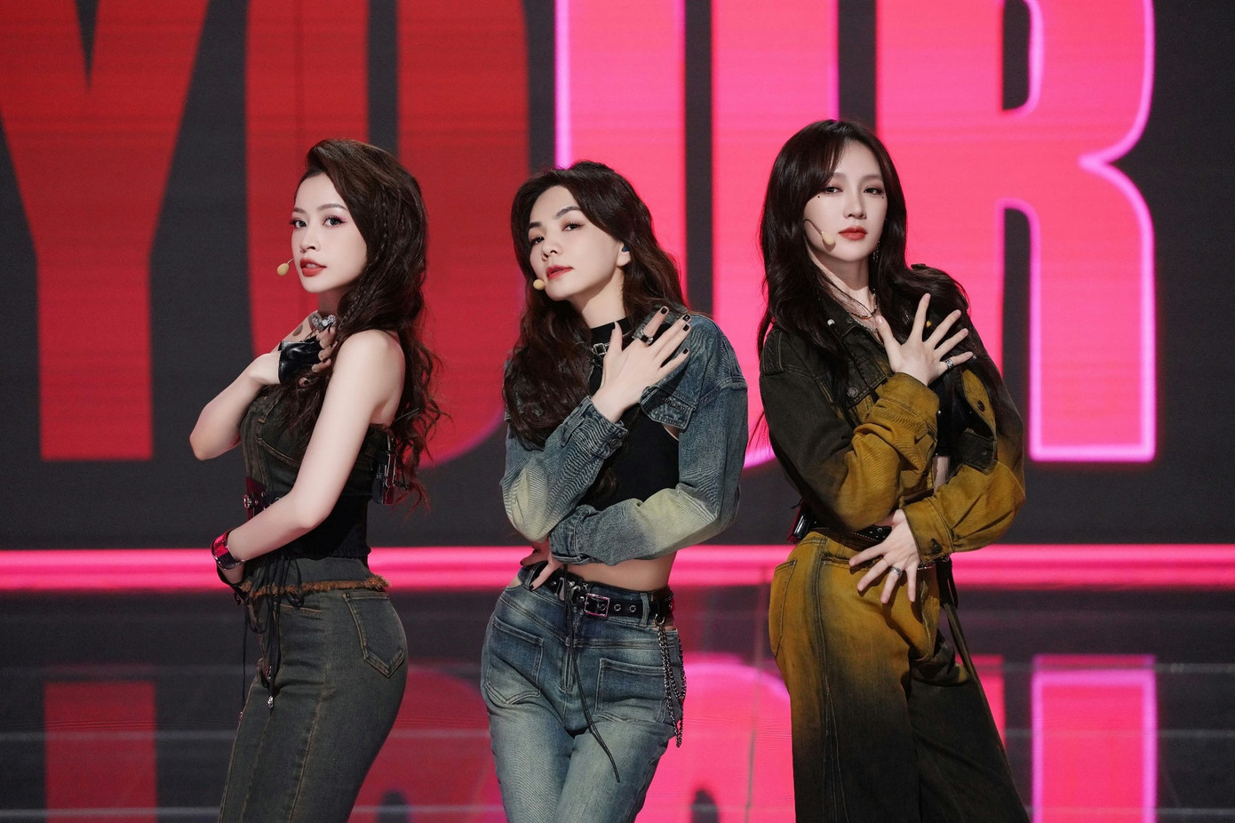 Chi Pu, Ella và Mạnh Giai mang đến tiết mục hấp dẫn. Chi Pu, Ella và Mạnh Giai mang đến tiết mục hấp dẫn.