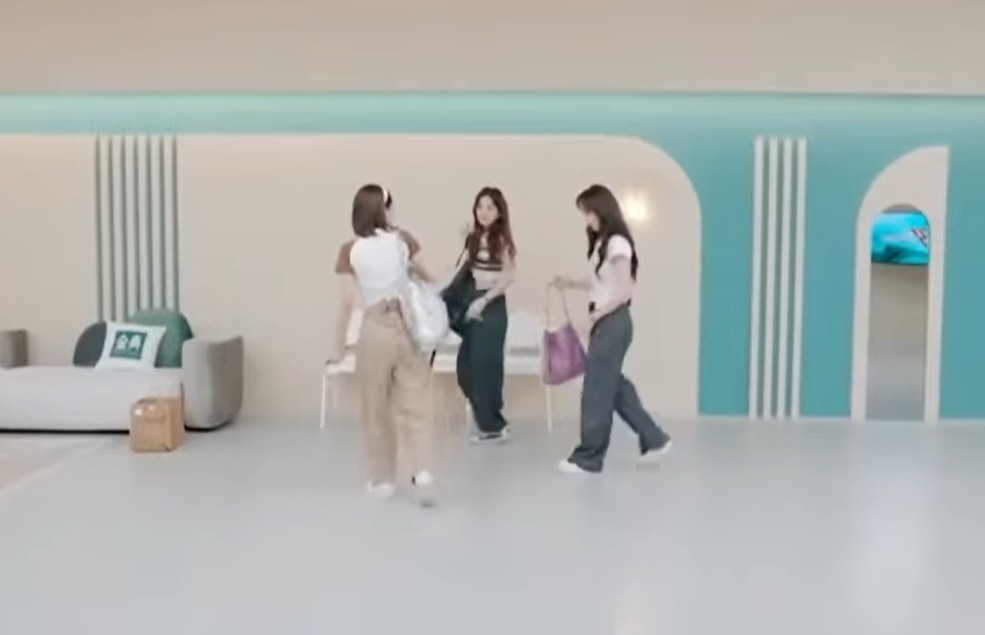 Chi Pu và Mạnh Giai đụng hàng túi xách. Chi Pu và Mạnh Giai đụng hàng túi xách.