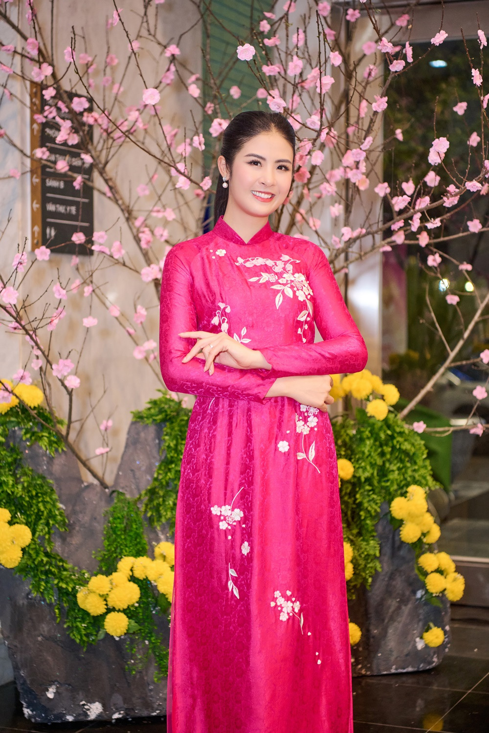 Ngọc Hân luôn mặc áo dài do chính mình thiết kế khi ghi hình chương trình Tết