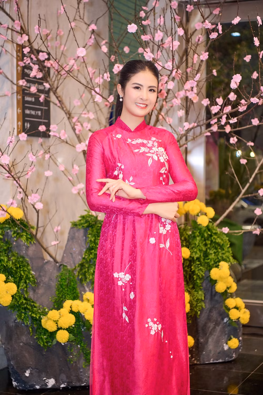 Ngọc Hân luôn mặc áo dài do chính mình thiết kế khi ghi hình chương trình Tết Ngọc Hân luôn mặc áo dài do chính mình thiết kế khi ghi hình chương trình Tết