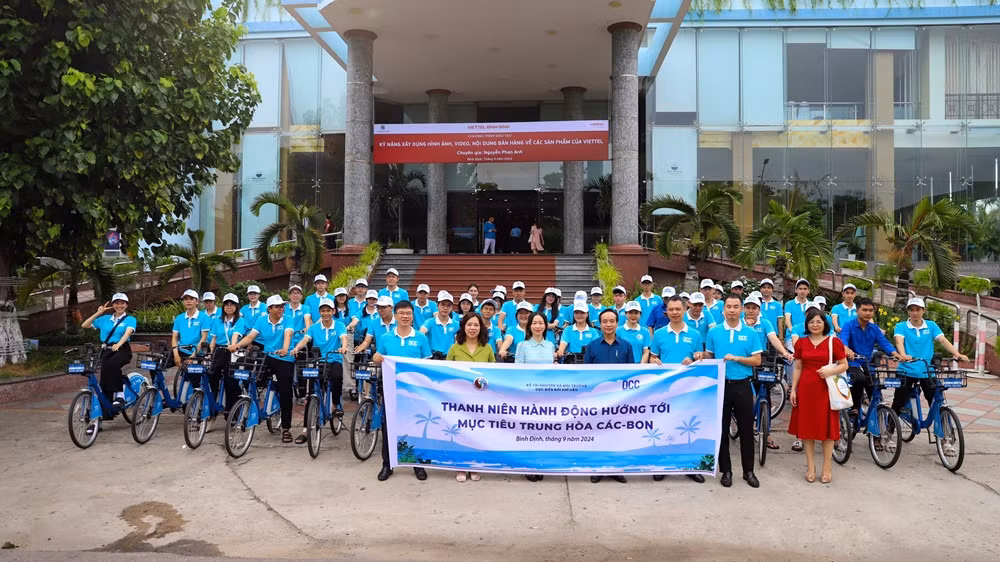 Đoàn đạp xe diễu hành tuyên truyền hướng tới mục tiêu trung hòa các bon.