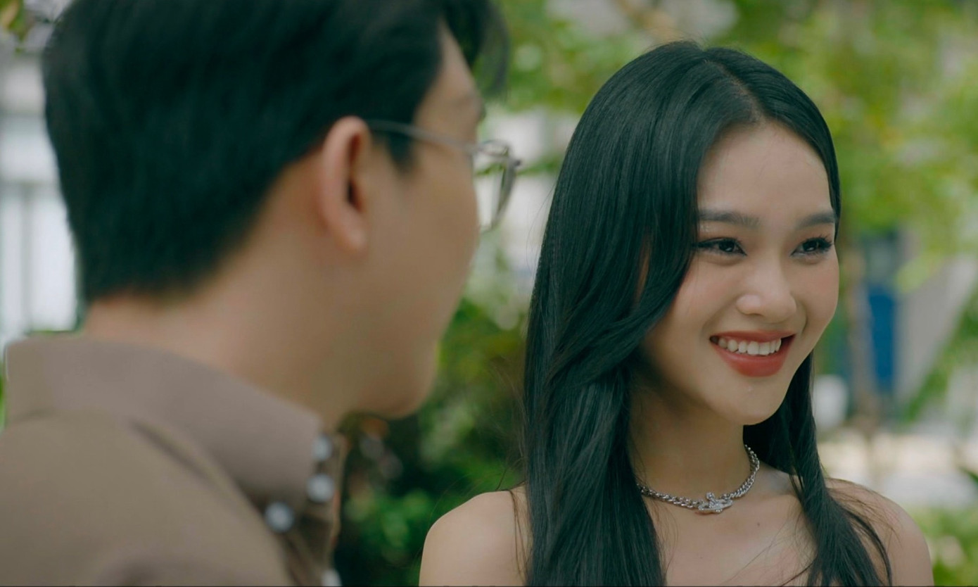 Tùng lén lút qua lại với bạn gái cũ khiến gia đình tan vỡ. Tùng lén lút qua lại với bạn gái cũ khiến gia đình tan vỡ.