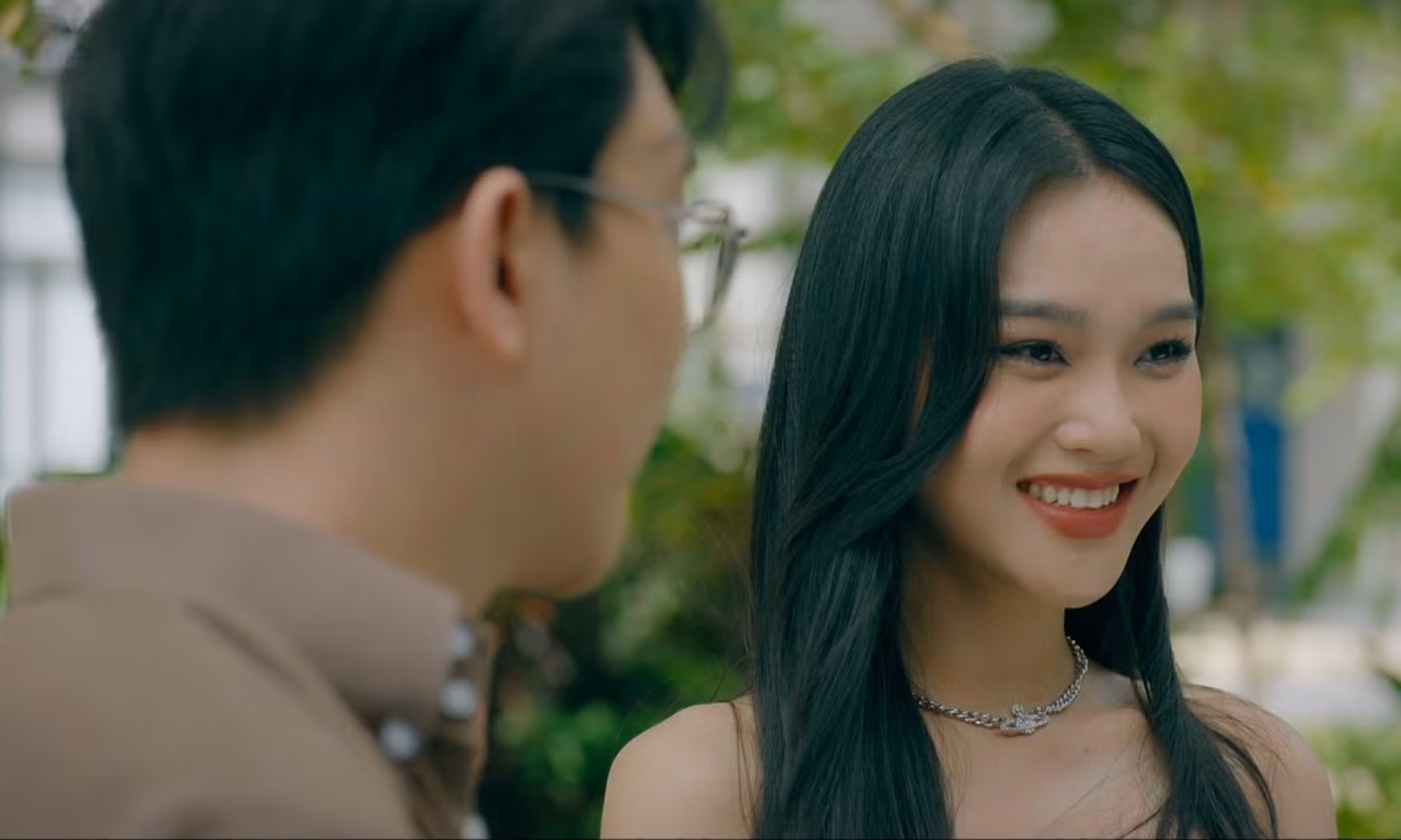 Tùng lén lút qua lại với bạn gái cũ khiến gia đình tan vỡ.