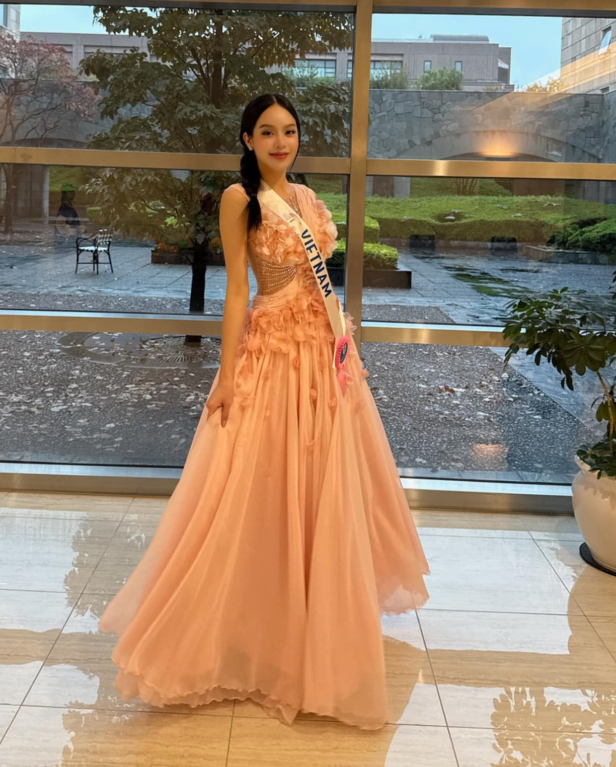 Thanh Thủy cực xinh khi tết tóc một bên. Thanh Thủy cực xinh khi tết tóc một bên.