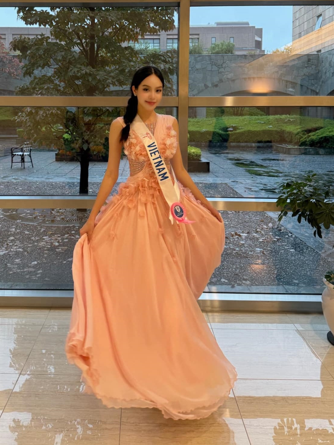 Thanh Thủy cực xinh khi tết tóc một bên. Thanh Thủy cực xinh khi tết tóc một bên.