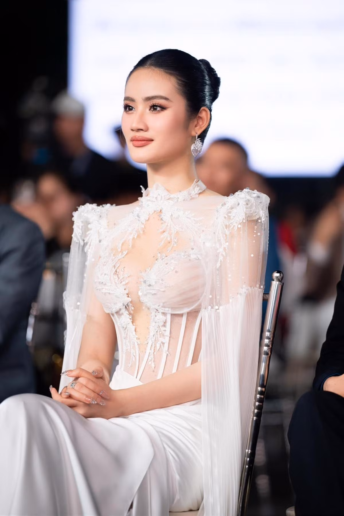 Bản thân Ý Nhi cũng cần cố gắng nhiều hơn. Bản thân Ý Nhi cũng cần cố gắng nhiều hơn.